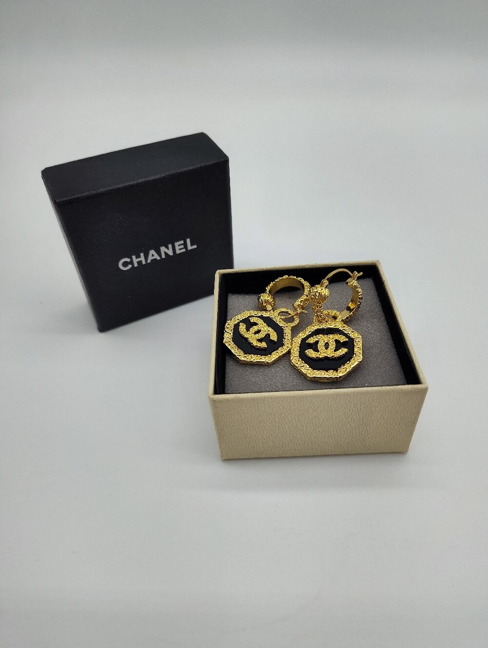 CHANEL D25 CC Logo Black Gold Tone Drop Hoop Earrings 2025 NWOT NIB